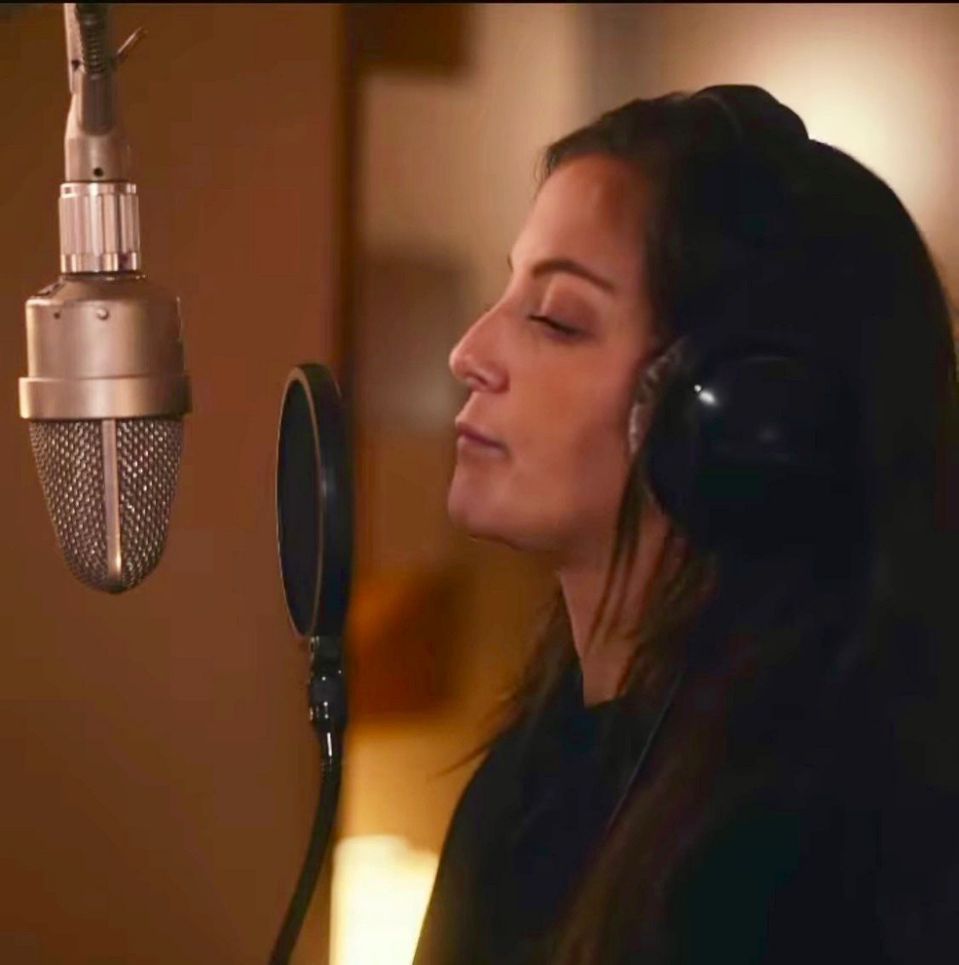 Camille Lellouche unveils her new song “N’insiste pas” for the International Women’s day!