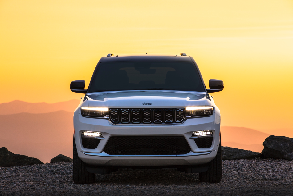 JEEP GRAND CHEROKEE 4xe Plug-in Hybrid : The American Colossus Charging Towards Electrification