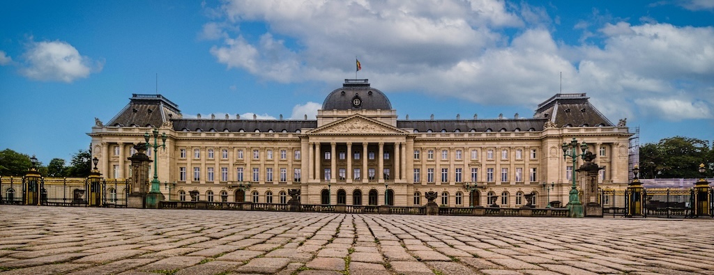 Dance in Front of the Royal Palace with Hangar!