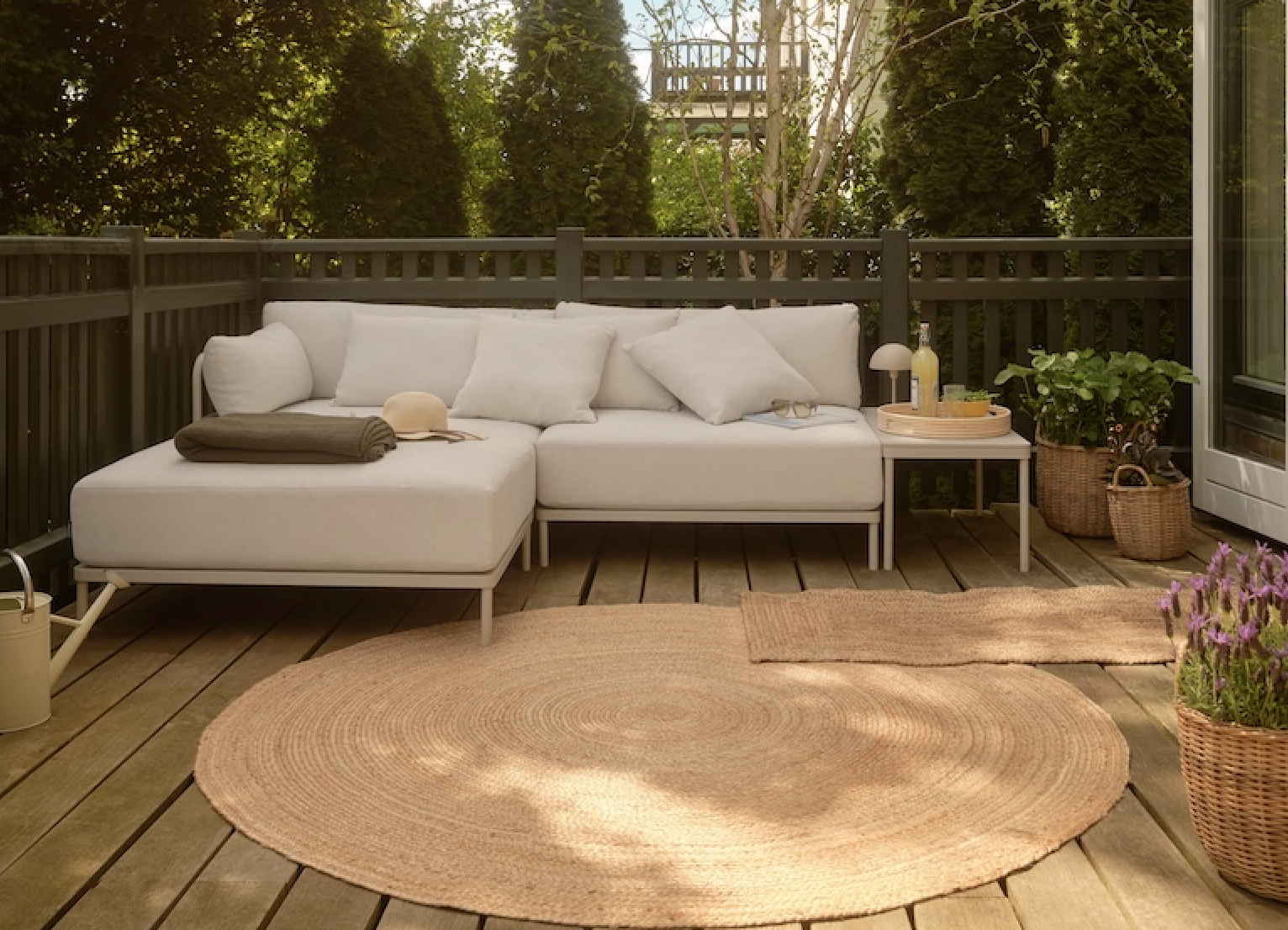 Vincent and Hadley: When the Sofa Belongs Outside